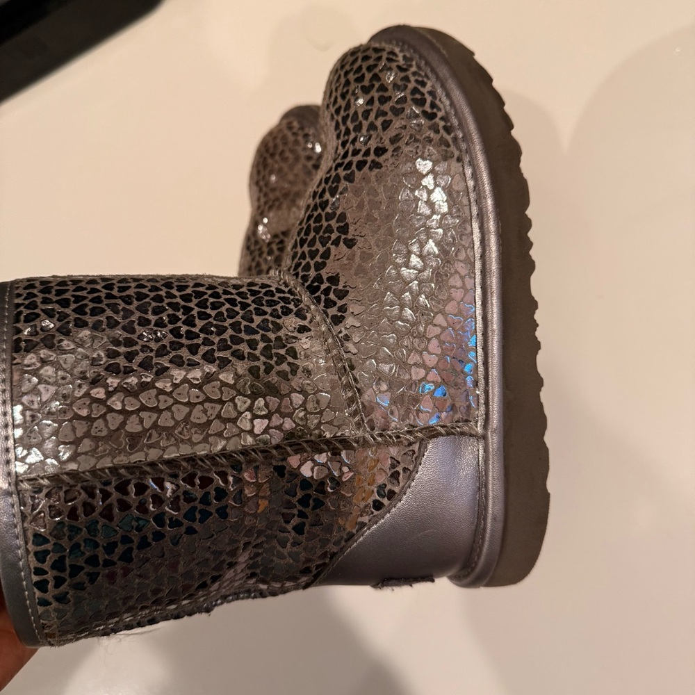 UGG Girls Classic Gel Hearts Boots size 12 Sleek Silver - Picture 6 of 12